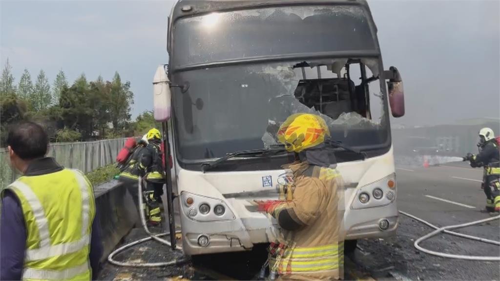 國一驚悚火燒車! 客運「燒成火球」 9乘客驚險逃生