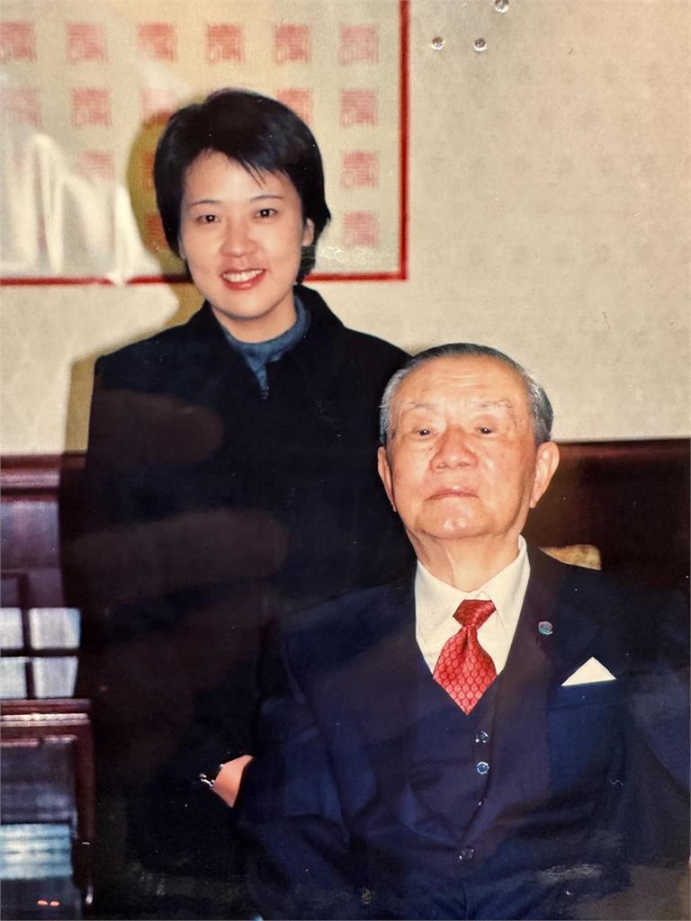 黃珊珊貼孫運璿合照喊「心中永遠的行政院長」 陳時中:搶深藍選票