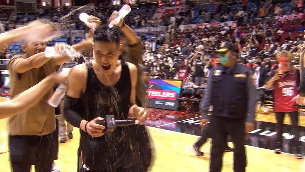 林書豪首戰13助攻平紀錄 球迷高喊MVP