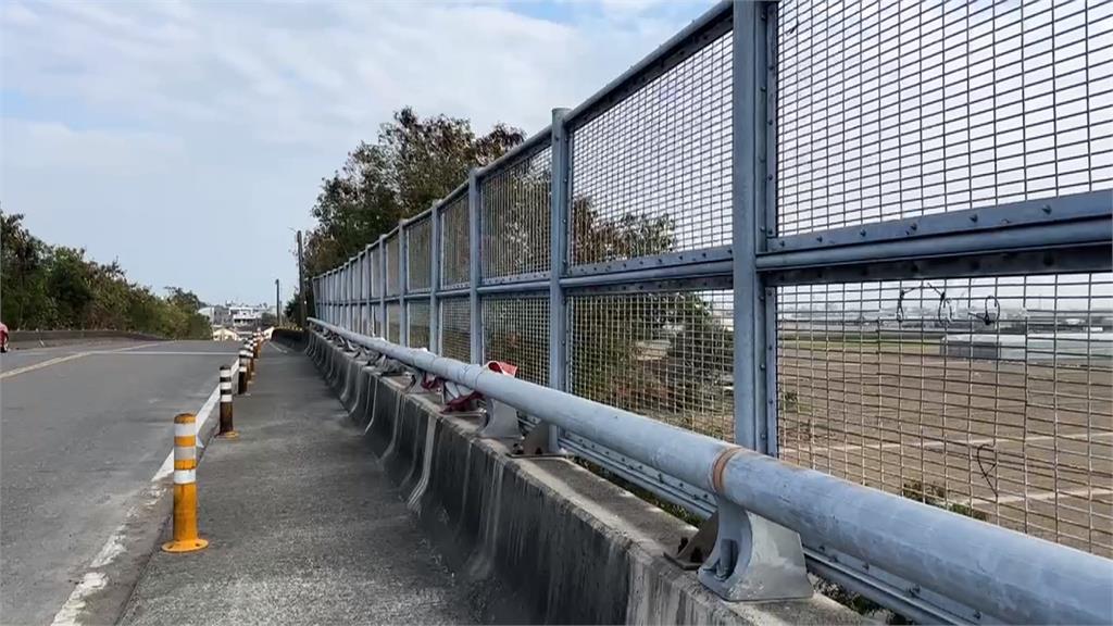 國道警取締超速「開洞」惹議 亂扔東西往橋下丟恐砸車