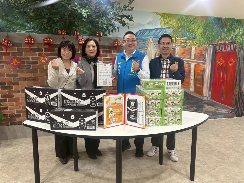 戴錫欽暖心送愛長者 辦公室主任訪紅心字會 為長輩送暖補充營養