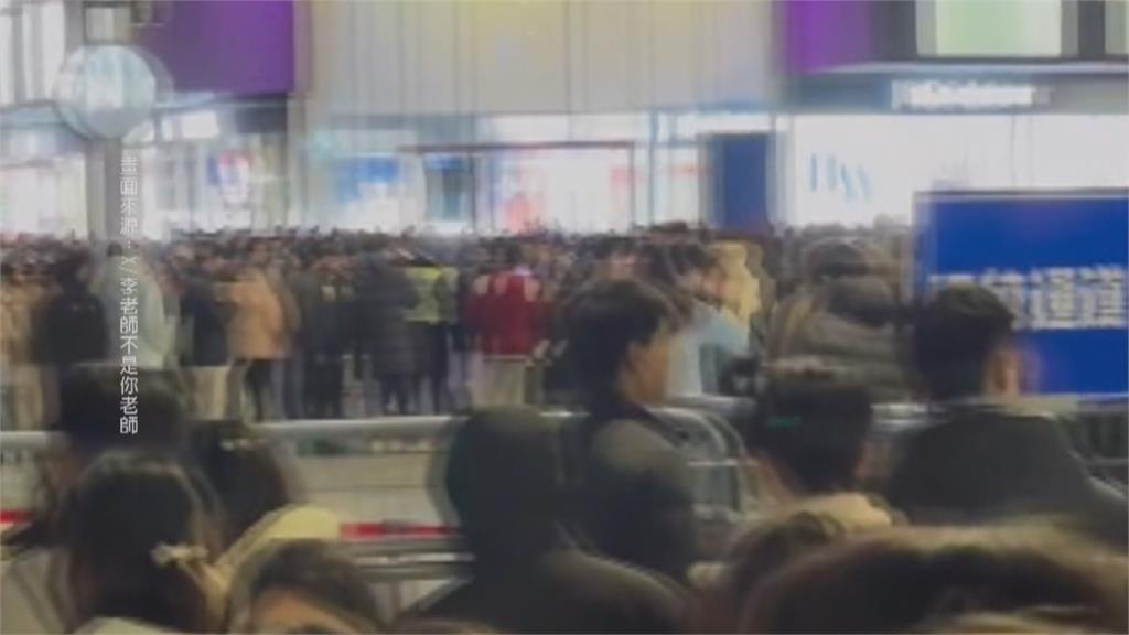 平行時空?中國民眾公安乾瞪眼 跨年夜嗨放煙火熱鬧一下被駕走