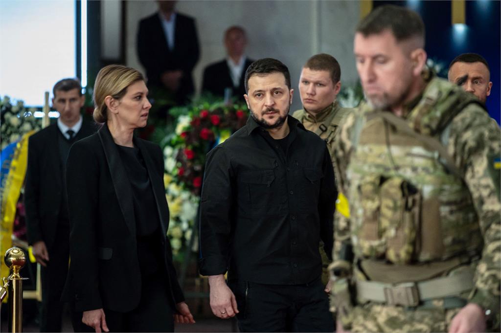 烏克蘭首任總統病逝！澤倫斯基夫婦開戰首合體　她緊握拳頭堅持不牽手