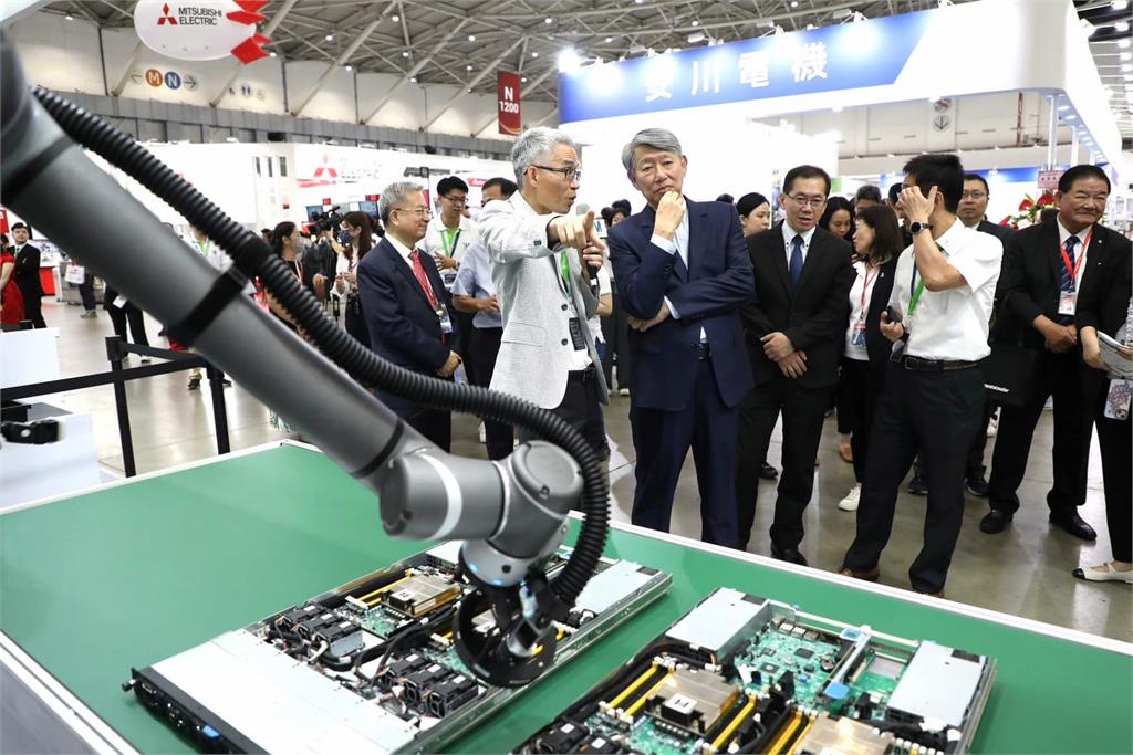 黃仁勳「AI本質就是機器人」!這兩家台廠6月營收報喜
