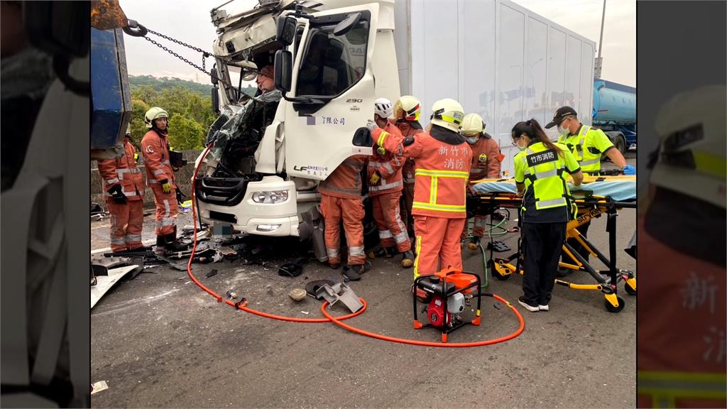台61香山段連環撞車禍　3輛大車追撞幸僅2傷送醫