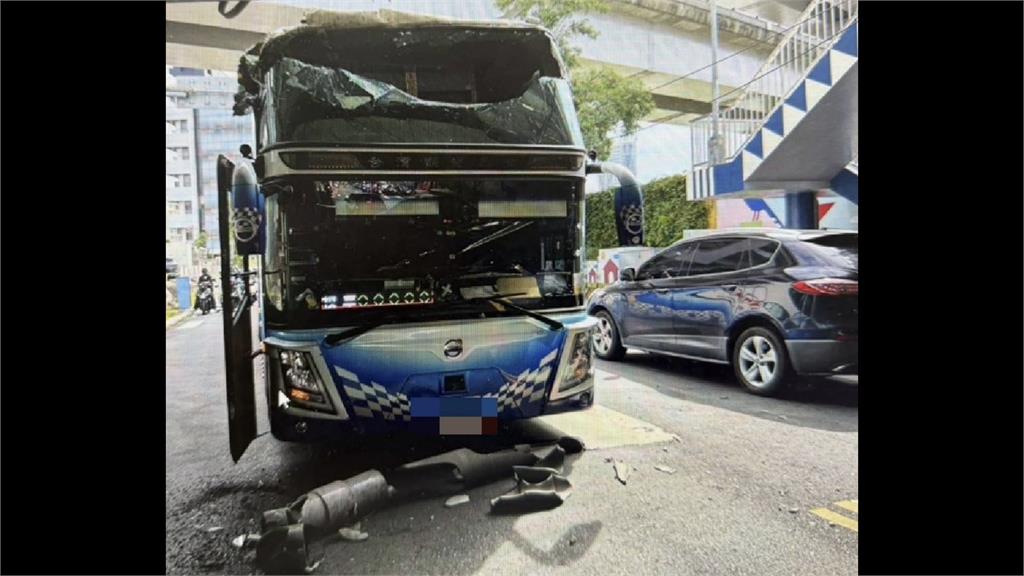 北市觀光巴士「被開罐頭」 車頂卡成功橋 排水管險砸騎士