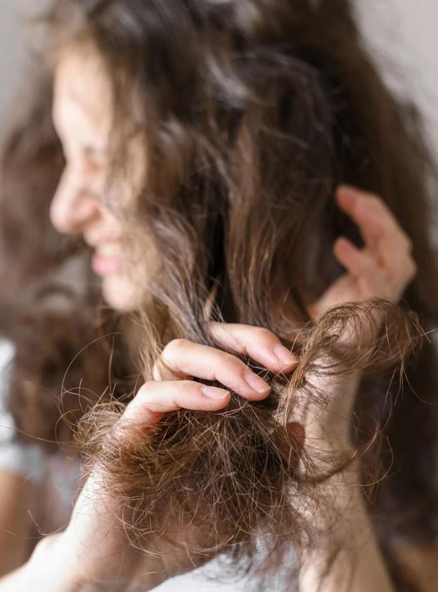 頭髮燙壞怎麼辦？居家急救5方法，調整洗髮順序、避免地雷動作，髮絲不再毛躁、斷裂