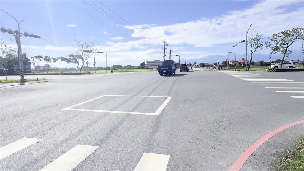 宜蘭騎士急閃迴轉車 瞬間打滑困車底...眾鄉親搶救