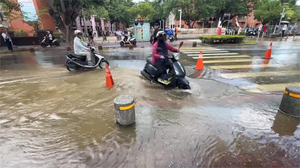 台南市東區水管線破裂　路面塌陷公車卡路中　全力搶修中