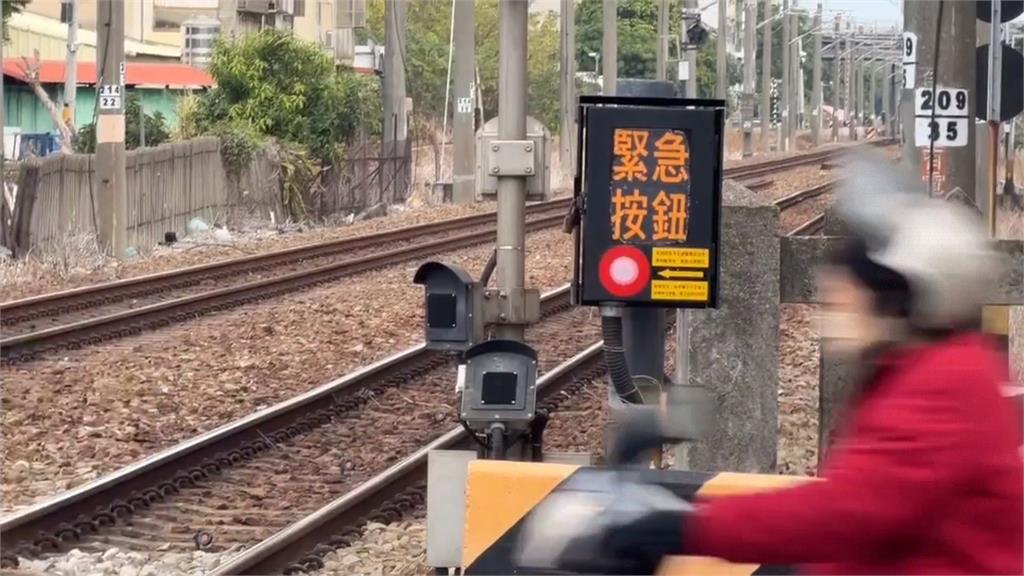 彰化孫女急喊阿嬤! 娃娃車險卡平交道 外送員急救援