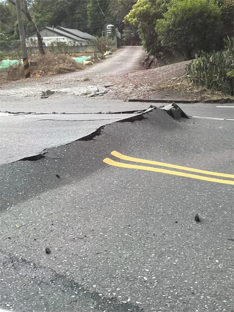 台東池上規模6.8地震!花蓮東里路面崩壞「M字拱起」驚險畫面曝