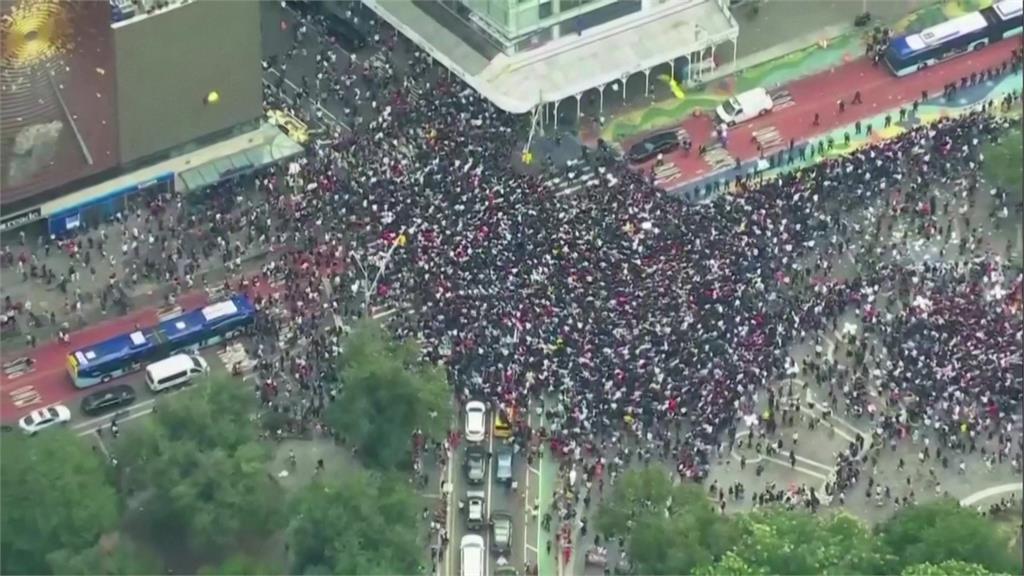 美國網紅送「3千台PS5」引暴動　紐約警局長：涉嫌煽動騷亂、非法集會