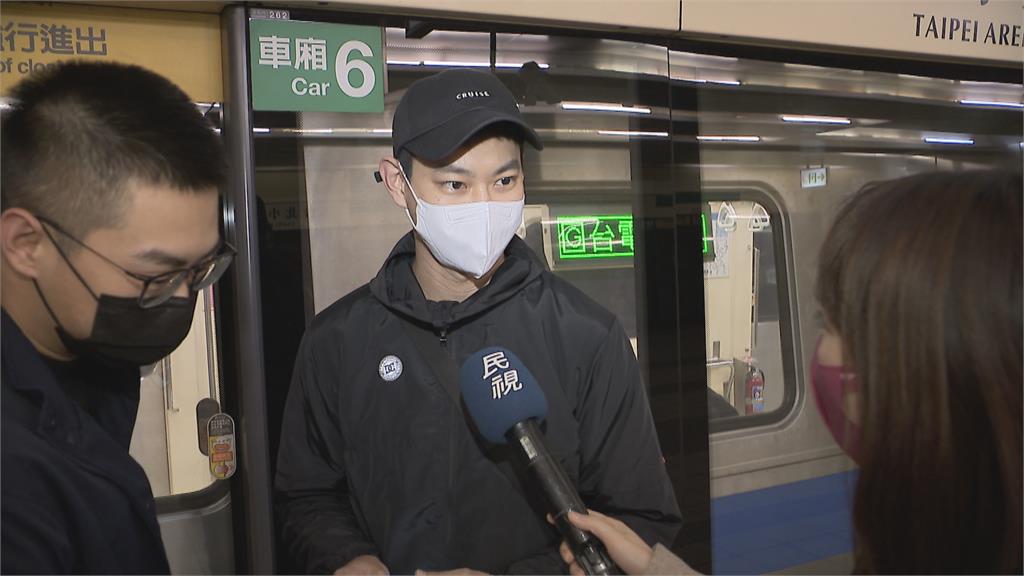 捷運站是你的健身房？　長髮妹捷運站內做棒式