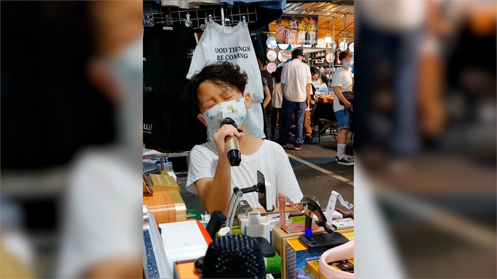 小小年紀就有滄桑嗓音!捲髮弟夜市唱《無言花》 網驚:高手在民間