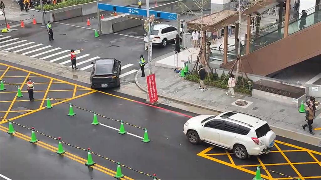 台中百貨圍馬路當「停車專用道」　議員怒轟：憑什麼全民買單