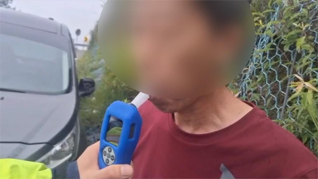台十四甲線鳶峰路段 車輛蛇行一路撞 衝撞護欄險墜谷