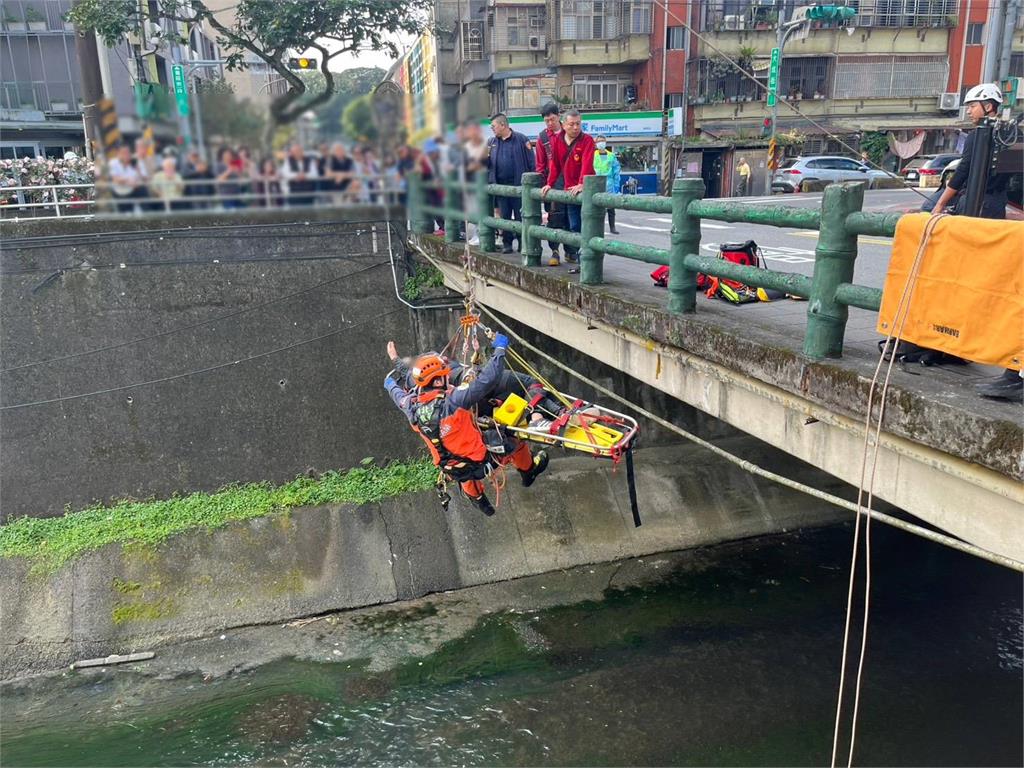 快新聞／除夕驚魂！新北汐止傳男子墜橋　為躲警方追捕「跳10米深溝」重摔