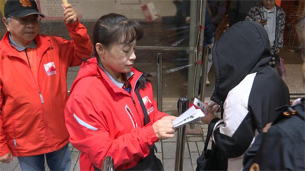 有拜有保庇！文昌宮點燈開跑　家長頂低溫漏夜排隊