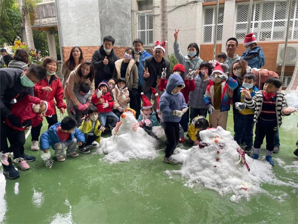 宜蘭市區也能打雪仗？　幼兒園刨碎冰塊堆「剉冰雪人」