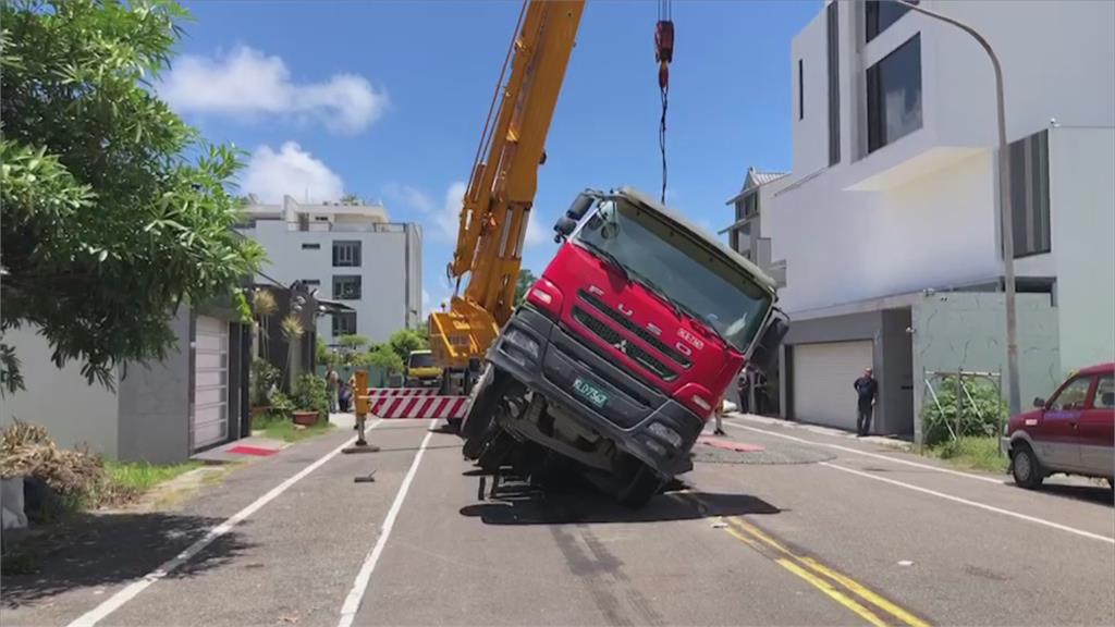 台南安平驚現天坑　混凝土車陷落「動彈不得」