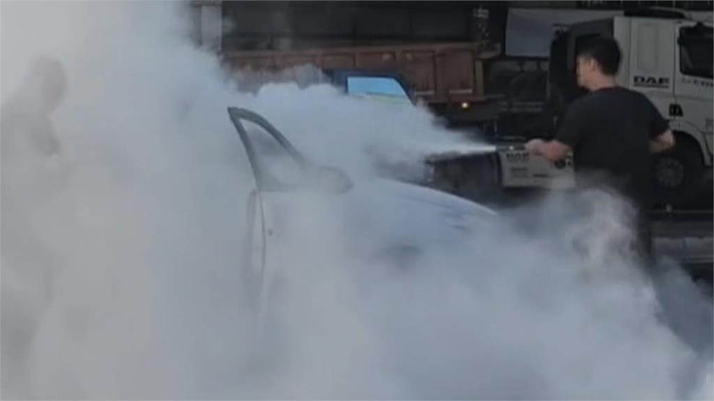 真火爆!轎車突停車騎士險撞上 怒丟「蝴蝶炮」炸駕駛