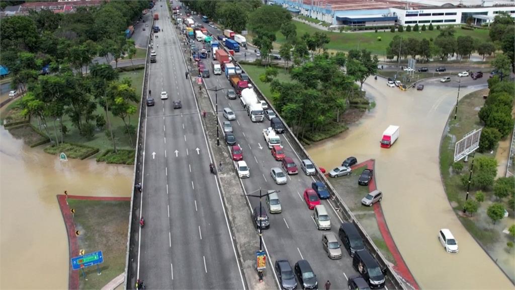全球／馬來西亞世紀大洪災　「巴生港」道路受損釀塞港