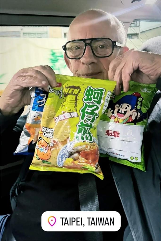 《回到未來》博士現蹤台北！手持「3樣台灣零食」85歲真面目震撼流出