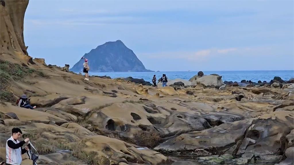 東北季風過境!基隆和平島山海美景 湧「賞浪花」遊客