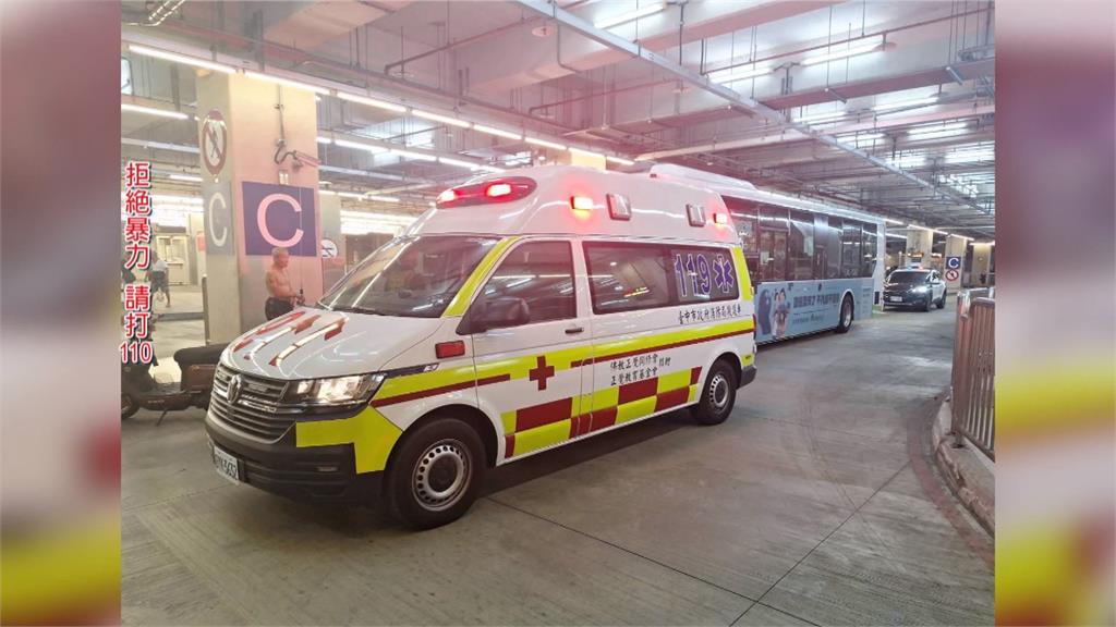 惡騎士鑽車縫失敗惱羞！尾隨到車站怒砸公車　猛揮司機「5重拳」造成骨折