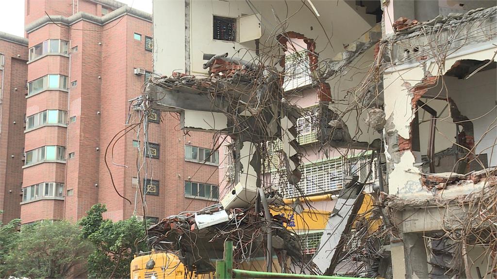 天降碎石雨「砸進大樓車道」 板橋工地拆房「三度出包」遭勒令停工