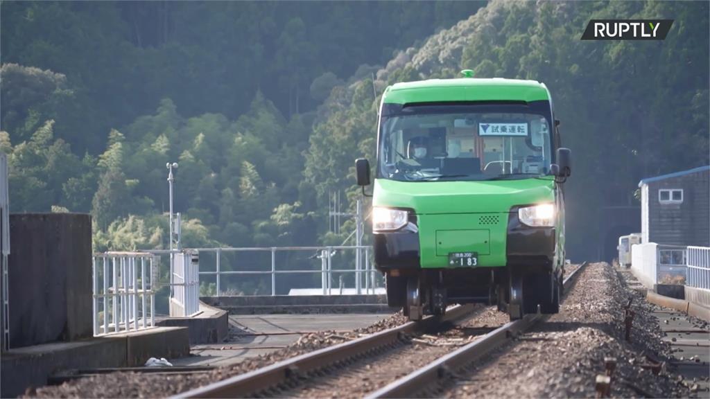 帶動偏遠地區觀光　日本「雙模巴士」陸地、鐵軌雙棲