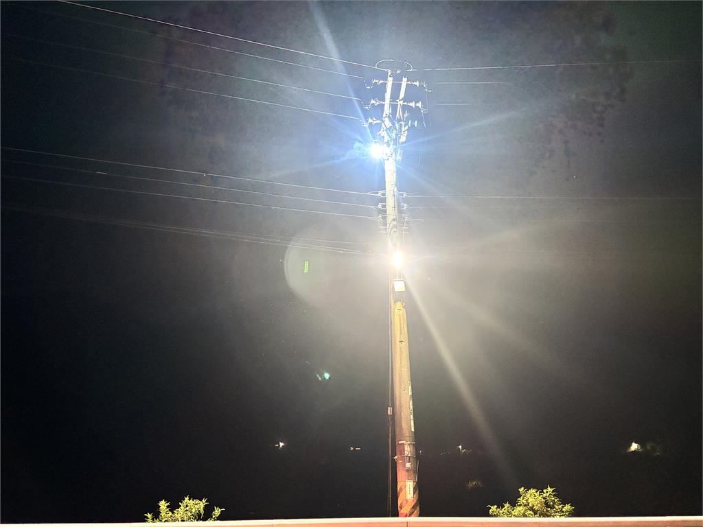 台東東64線電線桿冒火花　台電緊急斷電搶修　嘉蘭村停電