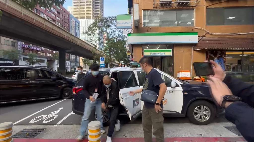 5名惡煞球棒猛砸！　潑紅漆！　　北市政商名流愛店　疑遭尋仇砸店