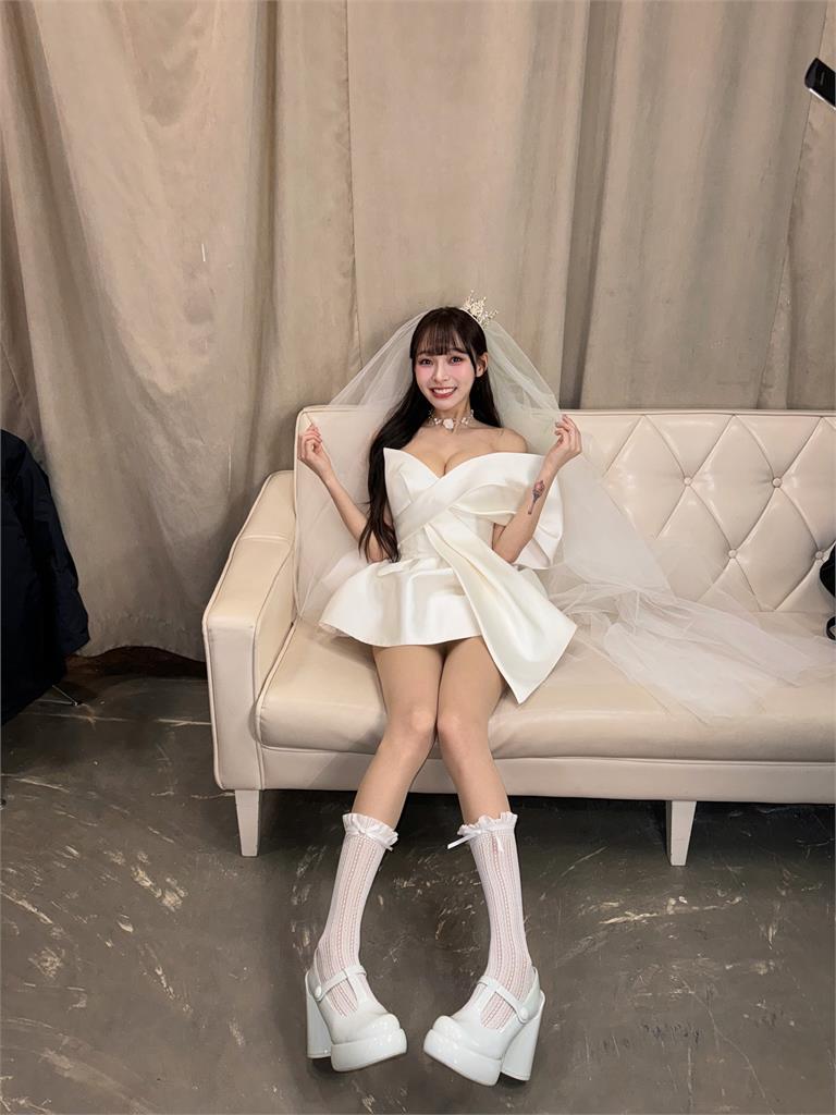 林襄深V「婚紗辣照」曝光!「超兇身材+鉛筆腿」網嗨喊:太襄了