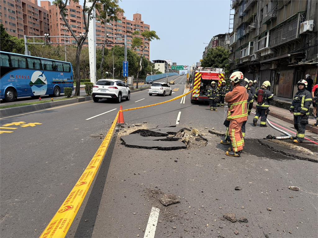 最新/新北板橋縣民大道隆起破裂!影響2線道行車 警消到場交管
