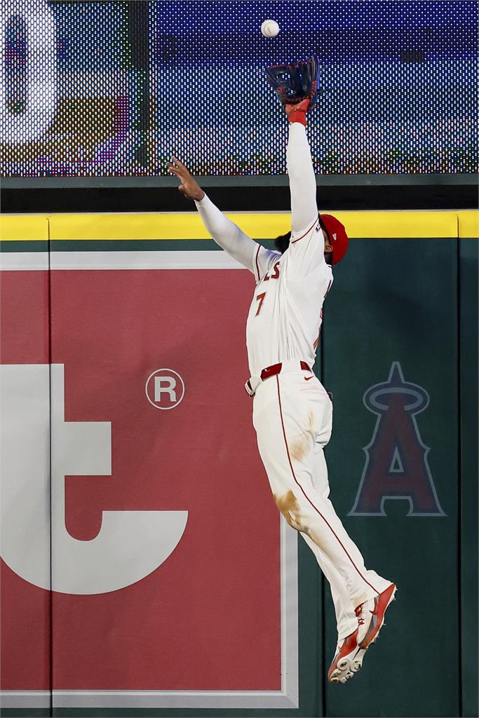 MLB(影)/一場比賽沒收3支全壘打!天使右外野手幾乎「隻手」擊敗水手
