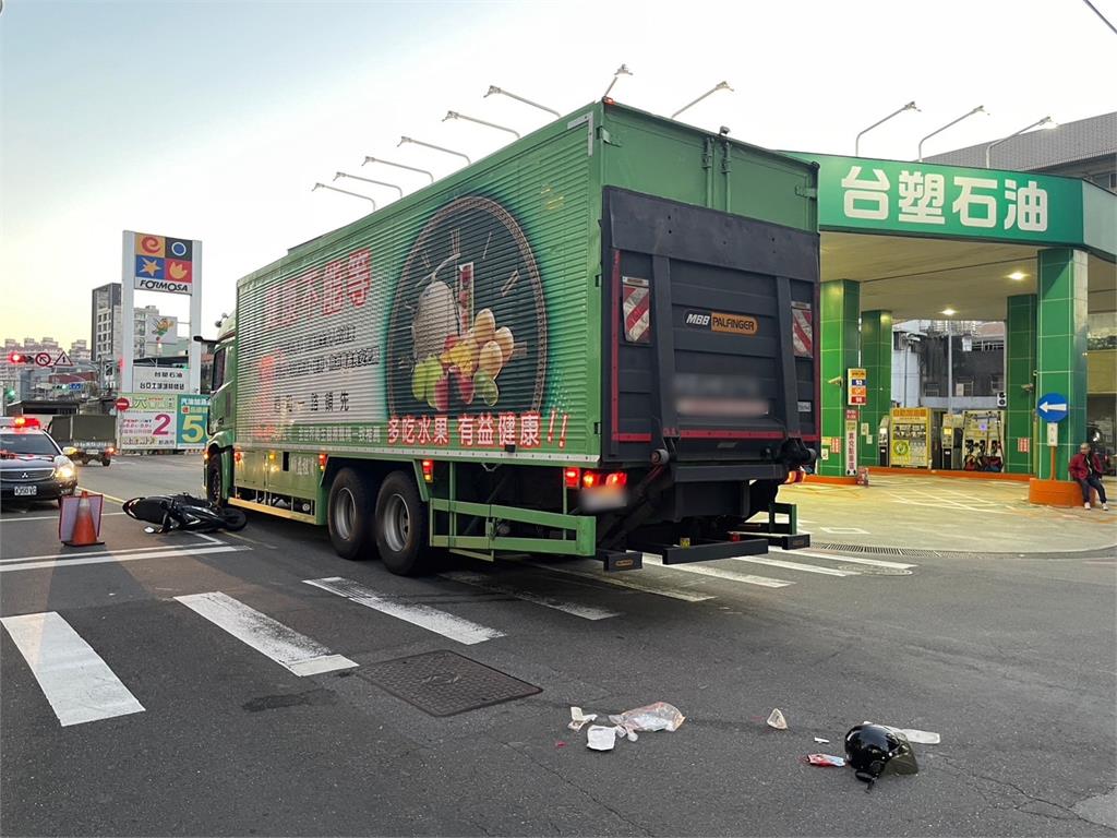 快新聞／土城死亡車禍！　女騎士「車體突偏移撞上大貨車」送醫不治