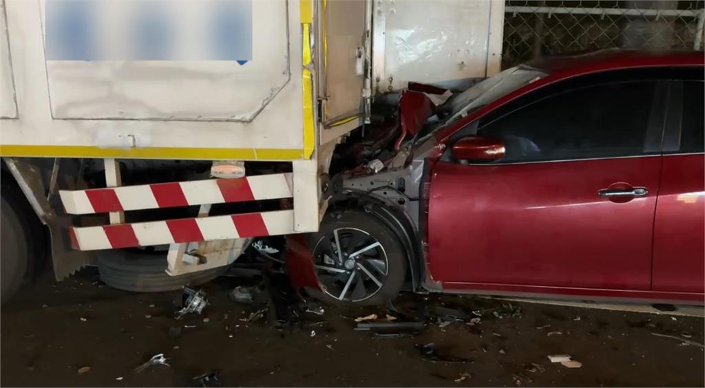 快新聞/疑恍神釀禍!鶯歌物流司機卸貨遭追撞夾困 左腿分離命危送醫