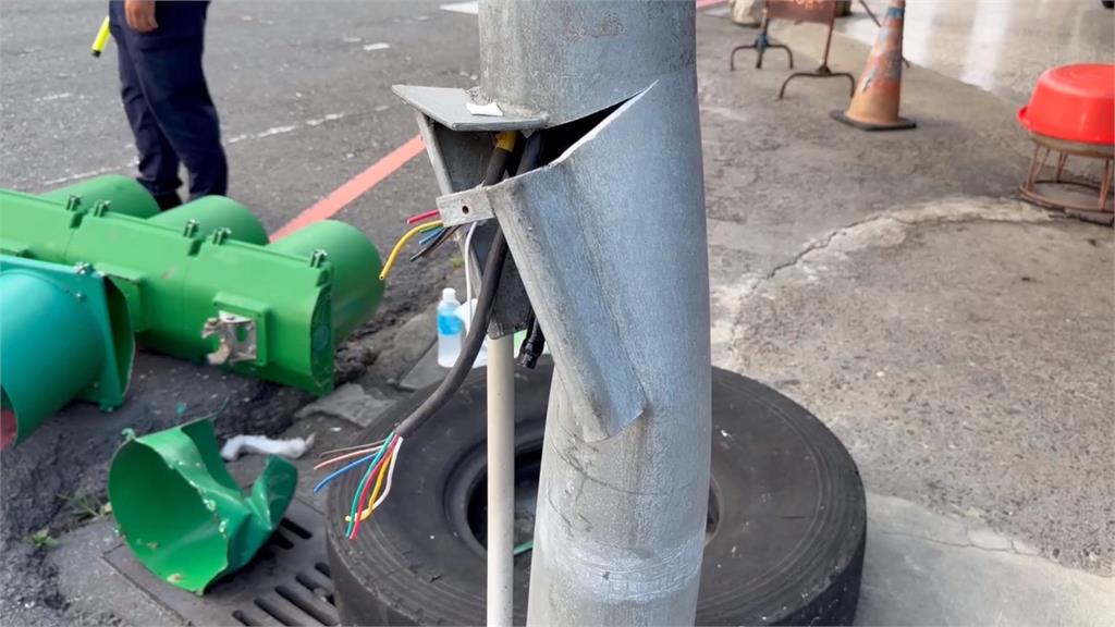 傻眼！宜蘭大貨車吊臂「扯落電纜」　整座紅綠燈慘被斬首