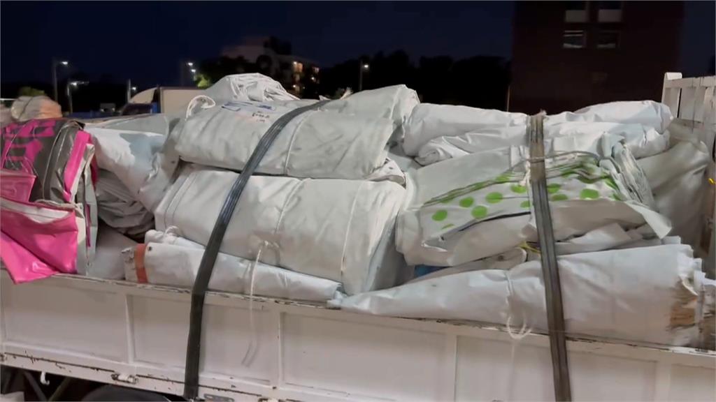 颱風過境強風吹掀屋頂 林俊憲捐百面廣告帆布助災民