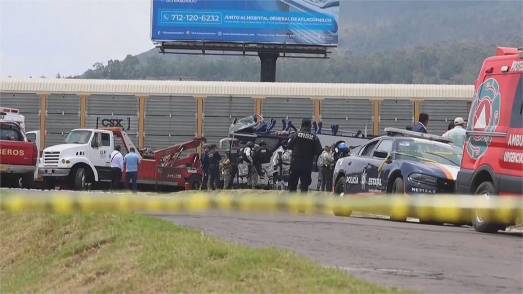 墨西哥貨運列車撞上雙層巴士　至少10死逾60傷　撞擊畫面曝光！
