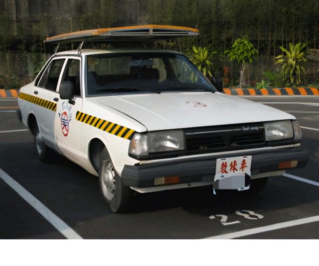 手排駕照變超好考?他見駕訓班開「這輛車」考試 網傻眼:這作弊吧