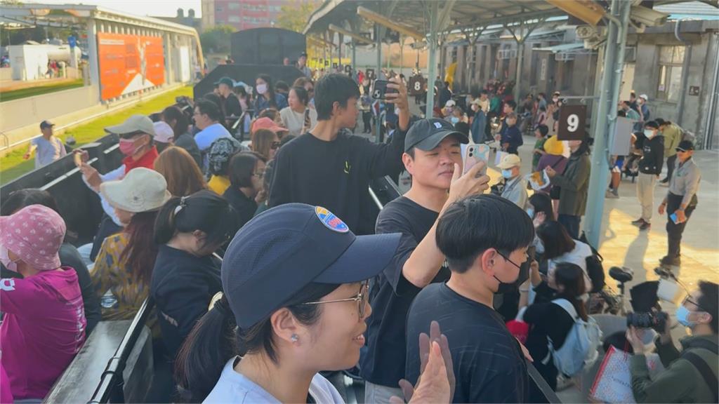 停駛超過16年!鐵路高雄港臨港線今復駛 吸引大批遊客重溫回憶