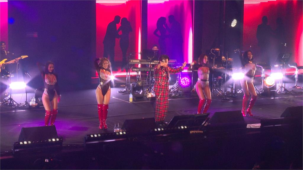 破冰?周杰倫驚喜送吳宗憲花籃 「好奇你會唱我哪首歌」