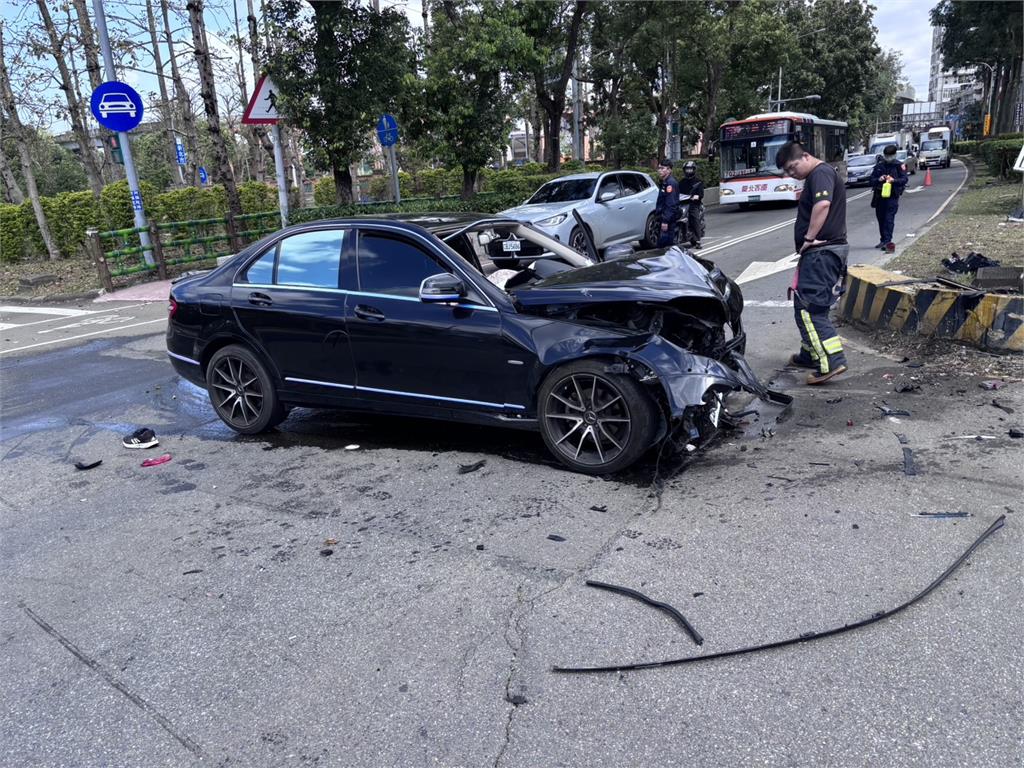 快新聞／超傻眼！三峽進口車高速直直撞　國3告示牌慘噴飛