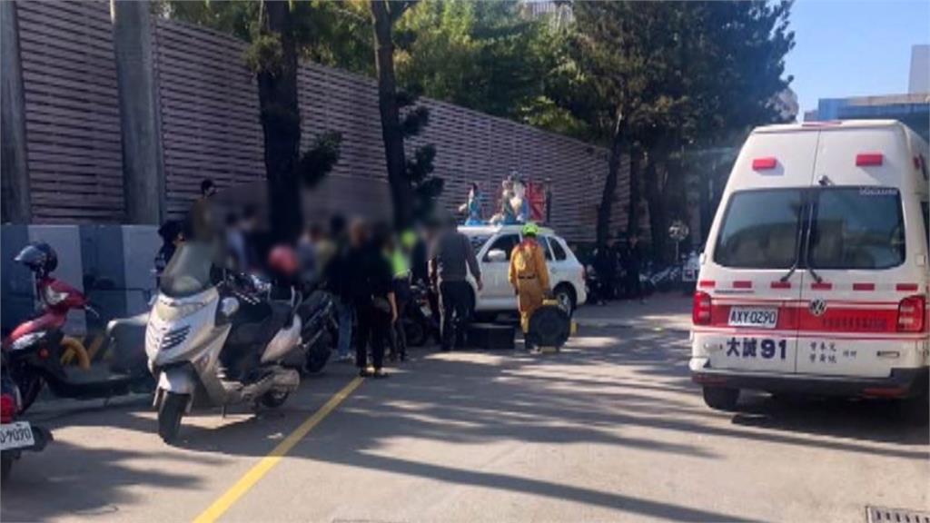 背脊發涼！台中無人駕駛佛祖車　突滑動還輾到人