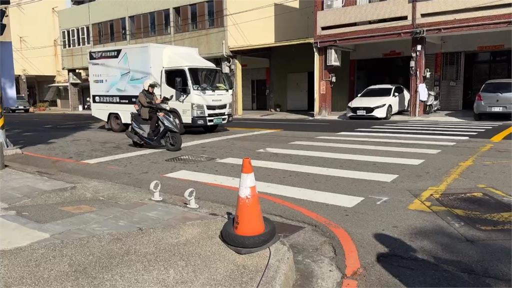 燈號轉換煞車不及紅燈越線　男子被開單竟嗆警「死要錢」