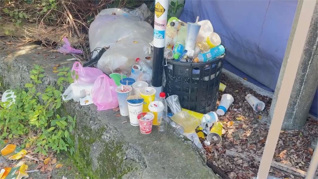 屏東小琉球龍蝦洞滿地垃圾　攤商：暑假旺季遊客亂丟沒人清