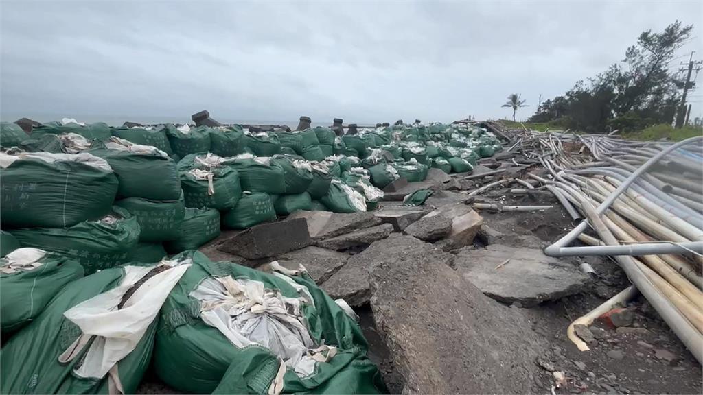 康芮就在家門口!恆春半島出現風雨 枋寮大庄村海堤「太空包」小山待命