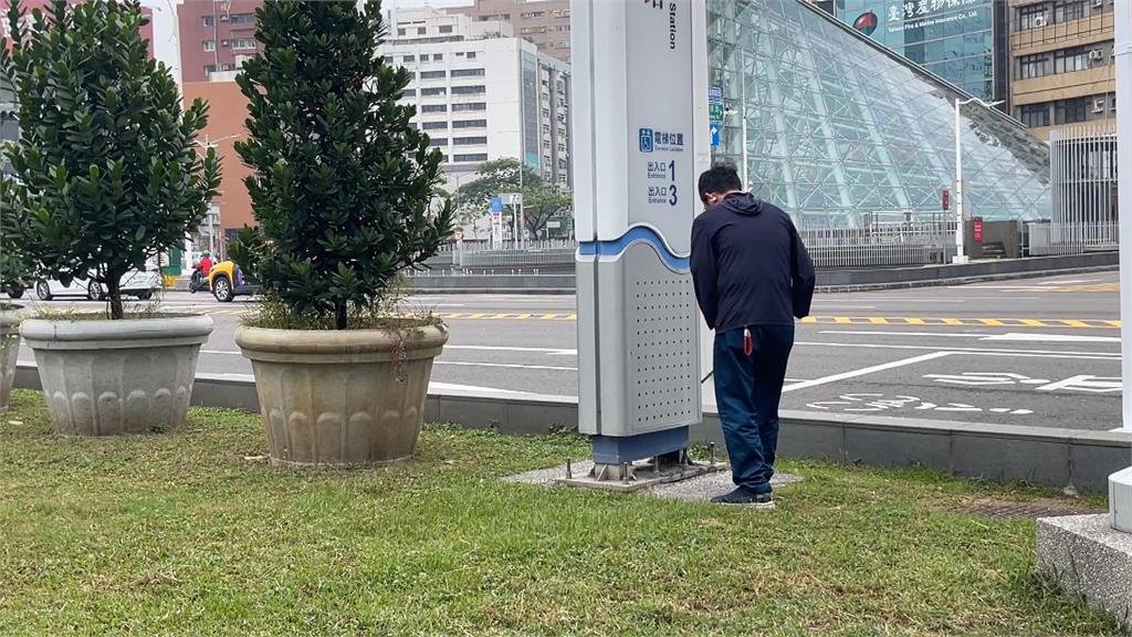 高雄戶外燈箱新裝置藝術？　竟是「野生喵星人」鑽入取暖